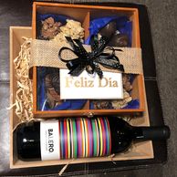 1 Relojera de madera con 4 divisiones con tapa de cristal. Medidas: 20 x 20 cm y 10 cm de profundida