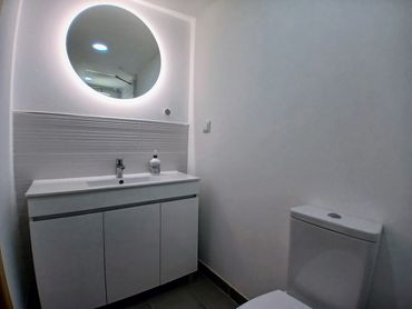 Bathroom at Rua Antonio Cervantes, Peniche house for sale.