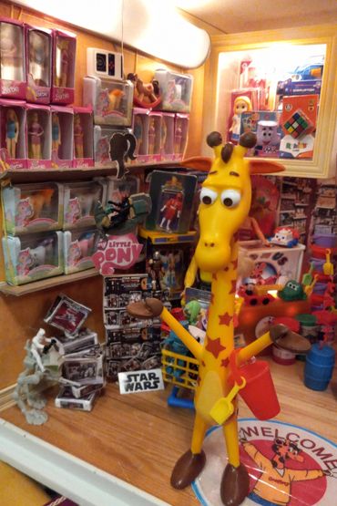 RetroMemento Toys R Us Star Wars Geoffrey Barbie Hot Wheels Mattel Fisher Price Lundby Glamour Gals