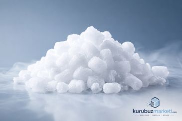 Birbirine yığılmış buz parçaları.
