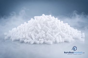 Beyaz strafor parçaları yığını.