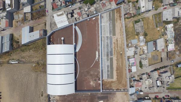 Vista aérea de nave industrial conformada por arcos de lamina