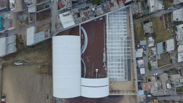Vista aérea de instalación de arcotecho
