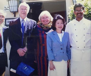 Sangar, mit der japanischen Delegation vorm Alter Krug Dahlem, wo er 2010 noch als Chefkoch tätig wa