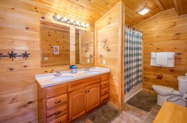 Mudpuppies 2nd floor bathroom pre 2022 remodel