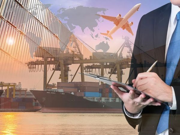 Comercio internacional con transporte marítimo y aéreo.