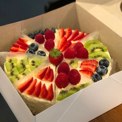 round fruit cake on box