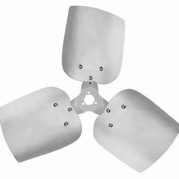 Pales d'un ventilateur à trois branches en métal gris.