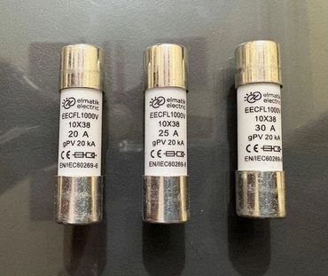 Voltage Rating: 1000V DC (Standard) Form Factor: 10x38 mm cylindrical design .
Current Rating Availa