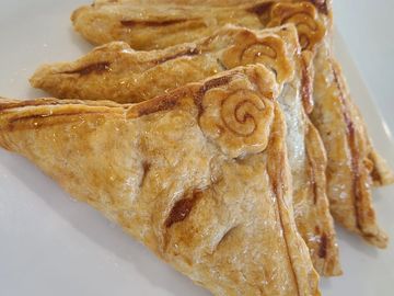 A puff pastry filled with Guava jelly and cream cheese filling. Just like Porto's bakery. 