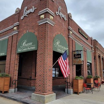 Linn’s is famous for its freshly baked breads and a variety of pastries, including their signature o