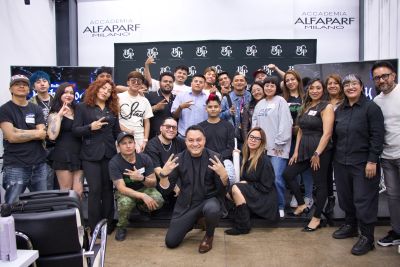 Grupo diverso de personas posando en un evento.