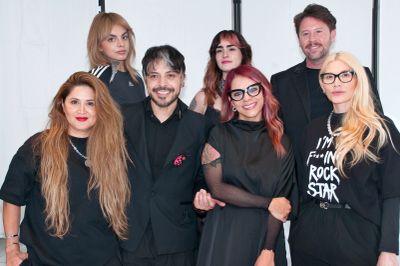 Grupo de siete personas posando, algunos sonriendo.