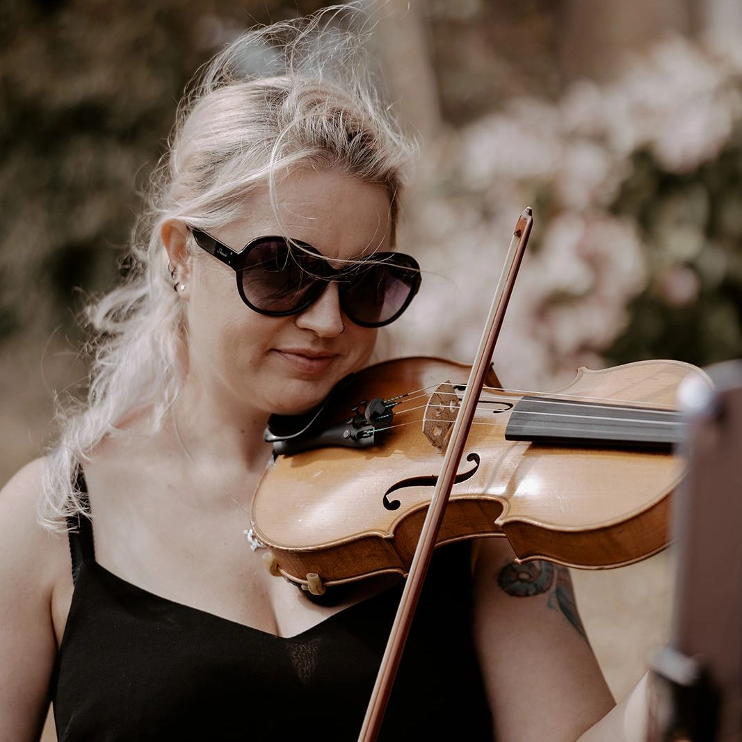 Wedding violinist Naomi - YV Deputy Violinist