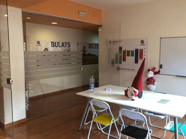 La scuola offre i suoi corsi di inglese online ma abbiamo tre sedi: in Italia, in Irlanda e Online.