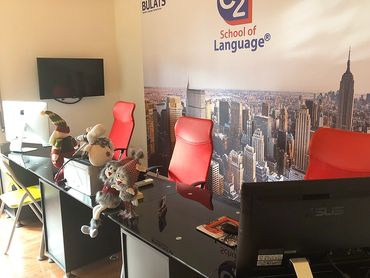 Contattaci. In reception ti aiuteremo offrendo il miglior consiglio per i nostri corsi di inglese.