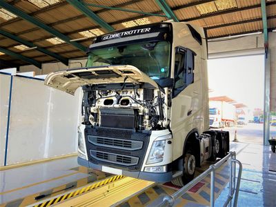 Lorry unit over pitlane in workshop