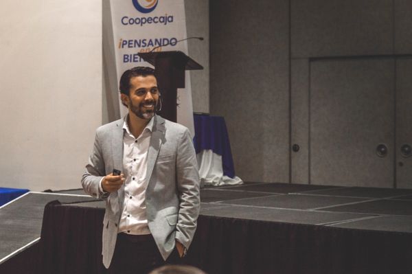 Allan Loría en Conferencia para CoopeCaja