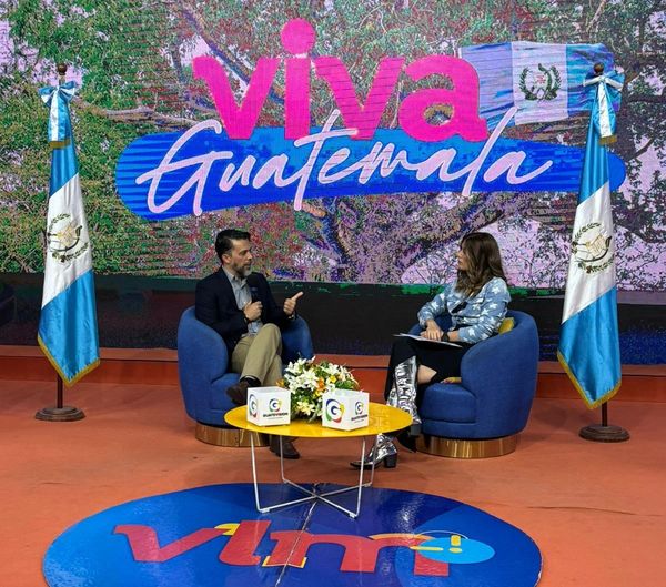Allan Loría en entrevista de televisión en Guatevisión en el programa Viva la Mañana