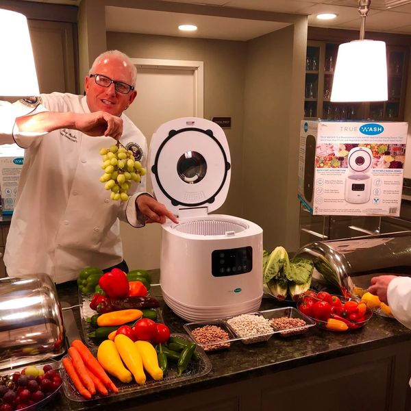 Guy Mitchell with the White House Chef's Tour demonstrates the TrueWash!







 
