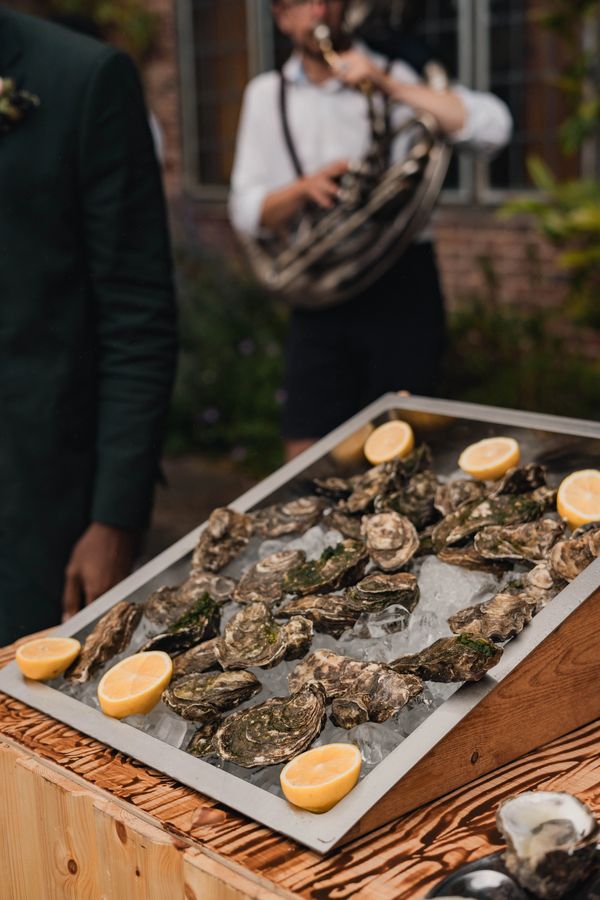 Mobile Oyster Bar displaying freshly shucked Oysters at weddings