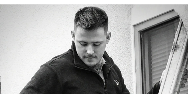 Fensterreinigung an einem höheren Gebäude mit Leiter in Weilerswist