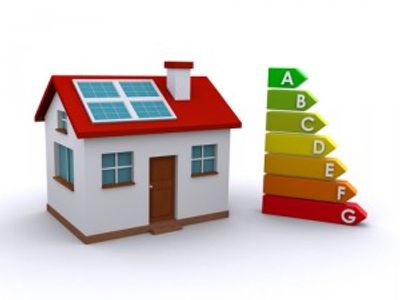 Model house with solar panels and an energy efficiency rating chart.