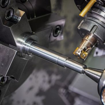 Metal işleme makinesi metal çubuk üzerinde çalışıyor.