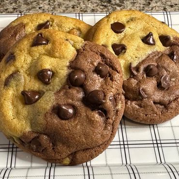 Half & Half Chocolate Chip Cookie.