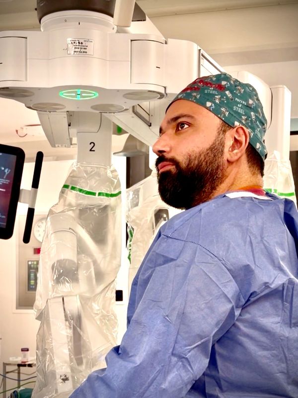 Mr Ameen, surgeon focused on surgery using operating a Da Vinci robotic system.