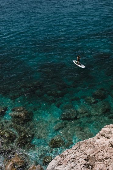 Aguas cristalinas del mediterráneo para practicar tus deportes favoritos, snorkel, paddle surf...
