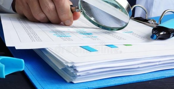 Buscar con lupa en documentos para detectar riesgos.