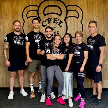 Foto van team CrossFit Etten-Leur bestaande uit 7 trainers in de hal van de sportschool