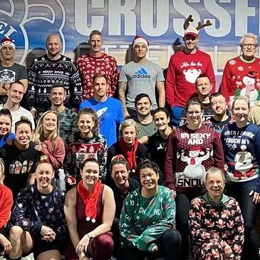 Een groepsfoto die na een Kerst workout is gemaakt in een CrossFit box