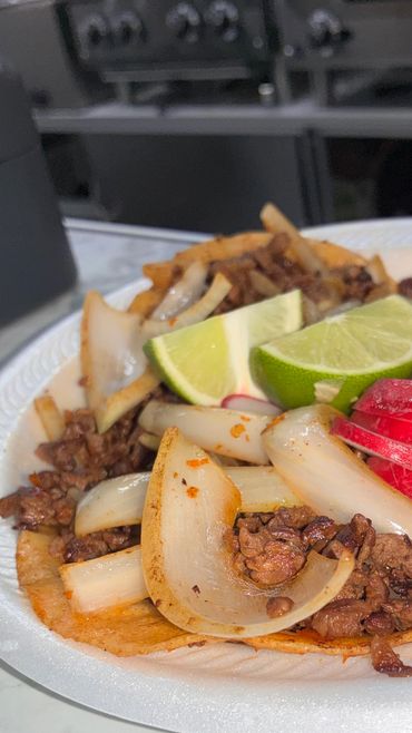 Campecina Picoso 🌶️
Spicy steak tacos with grilled onions, radishes, and fresh lime on the side.