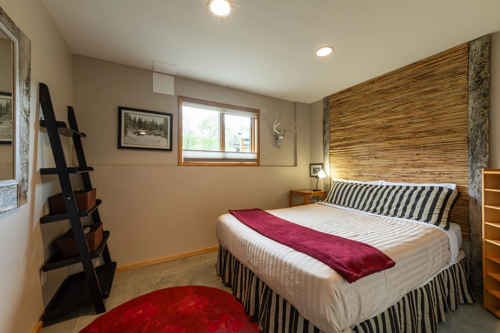 Basement Bedroom nearby full bathroom