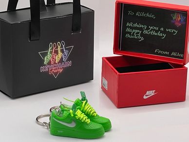 Personalised message with sneaker keychain gift set.