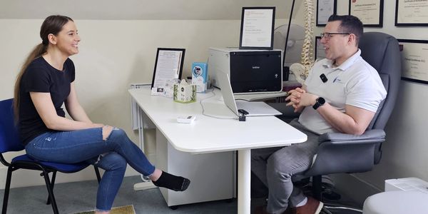 Patient and doctor having a consultation in a clinical office.
