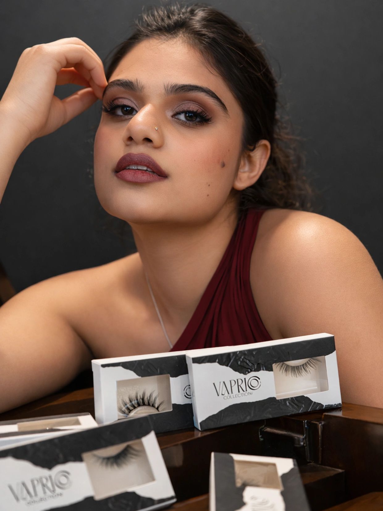 Woman posing with Vaprìo Collection false eyelashes on display.
