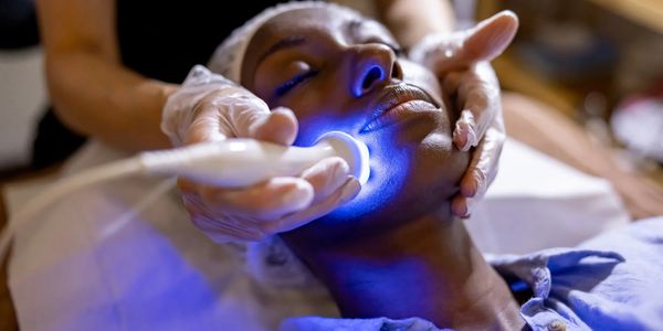 Naaldvrije mesotherapie hydrateert en voedt diep in de huid zonder injecties, voor een verfriste tei