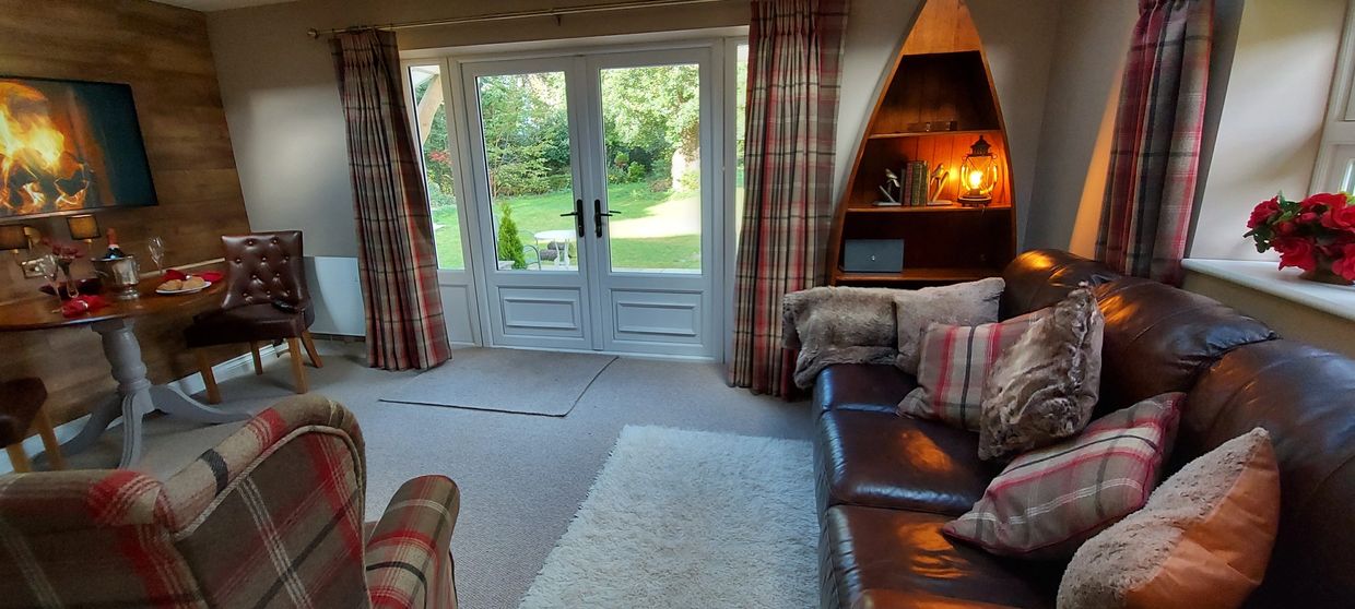 Glyn Isa Self Catering Lodge Lounge and Garden View