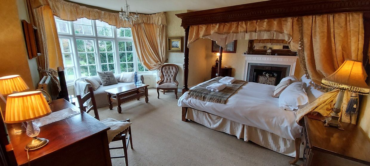 Captain's Four poster en suite room. Large en suite shower room front garden views small fridge