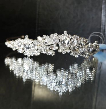 TR1918RGS
A crystal adorned princess style tiara available in Silver, Rose Gold or Gold