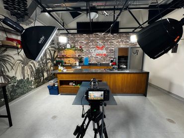 Özel ve profesyonel ışıklandırması yapılmış video mutfak stüdyosu
