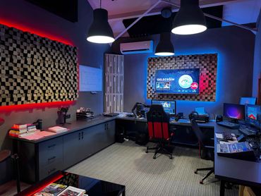 profesyonel düzenlenmiş, profesyonel ses sistemli reji ve video kurgu odası