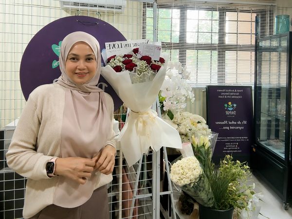Founder of Dapur Bunga with floral arrangement