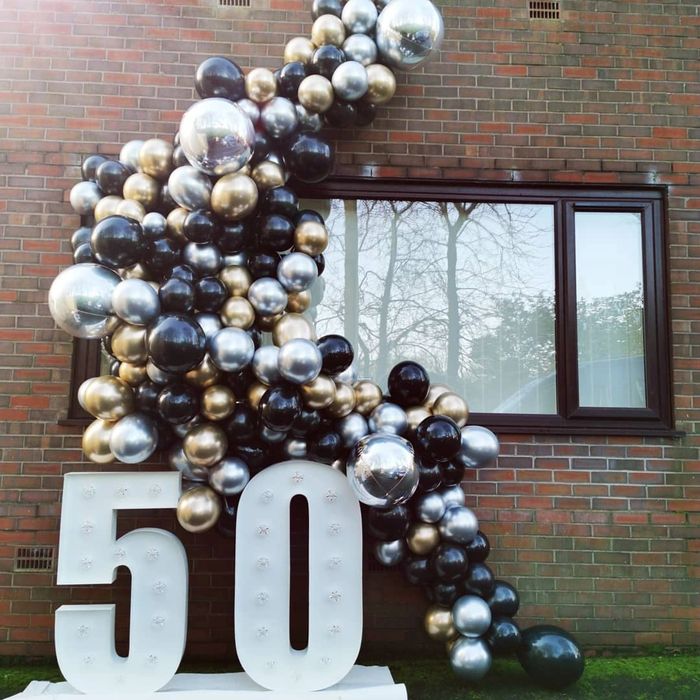 Outdoor organic balloon garland