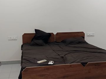 Fully Furnished independent room for Male & Female.
Location: Sangat Road, Civil Lines near DMC.