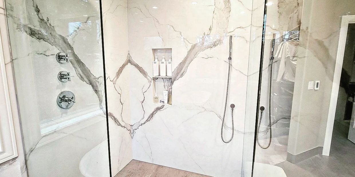 Tiled shower with a recessed niche