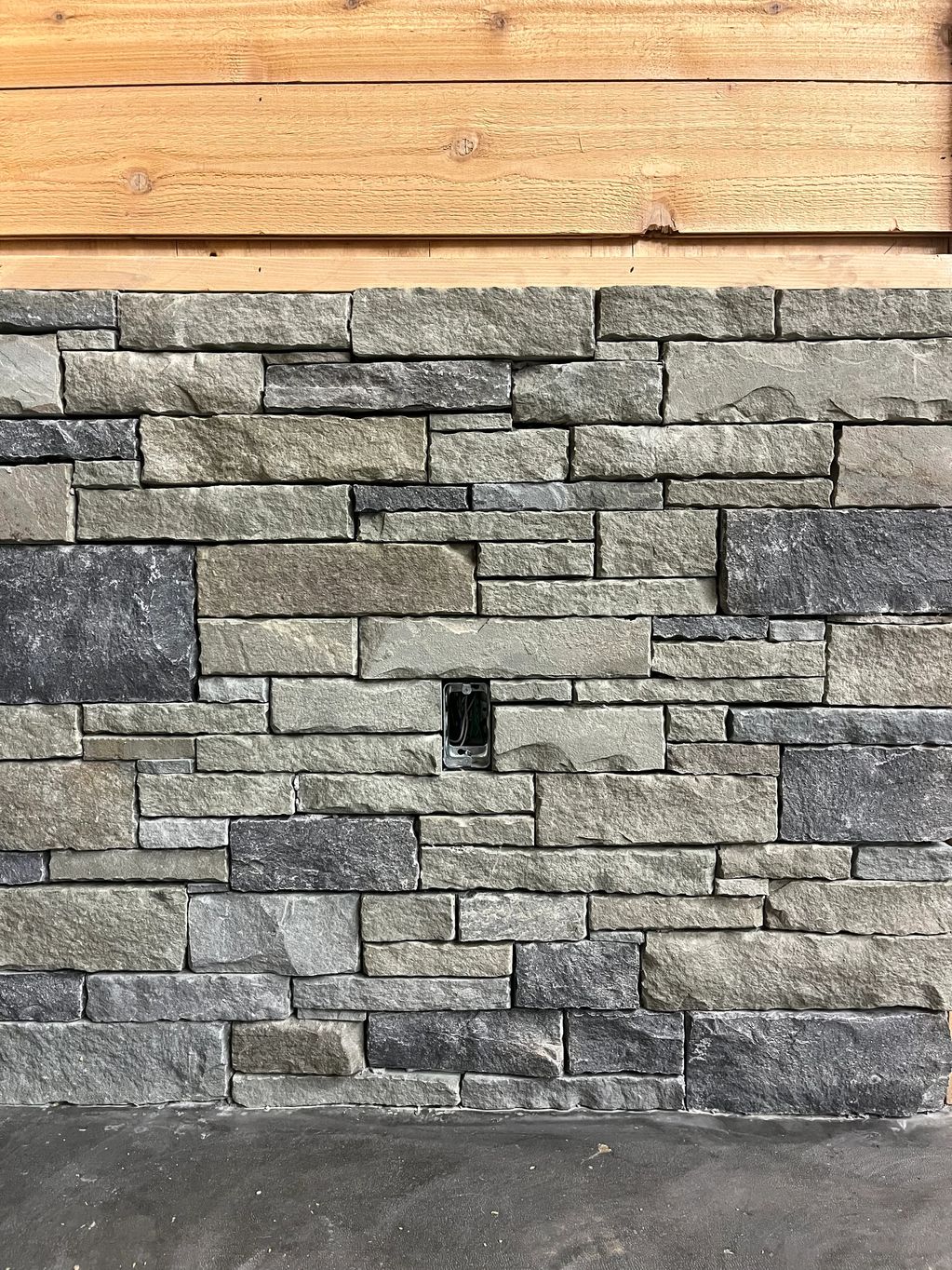 Delgado Stone USA’s Colonial Wall Ashlar installed win a drystack ledgestone pattern